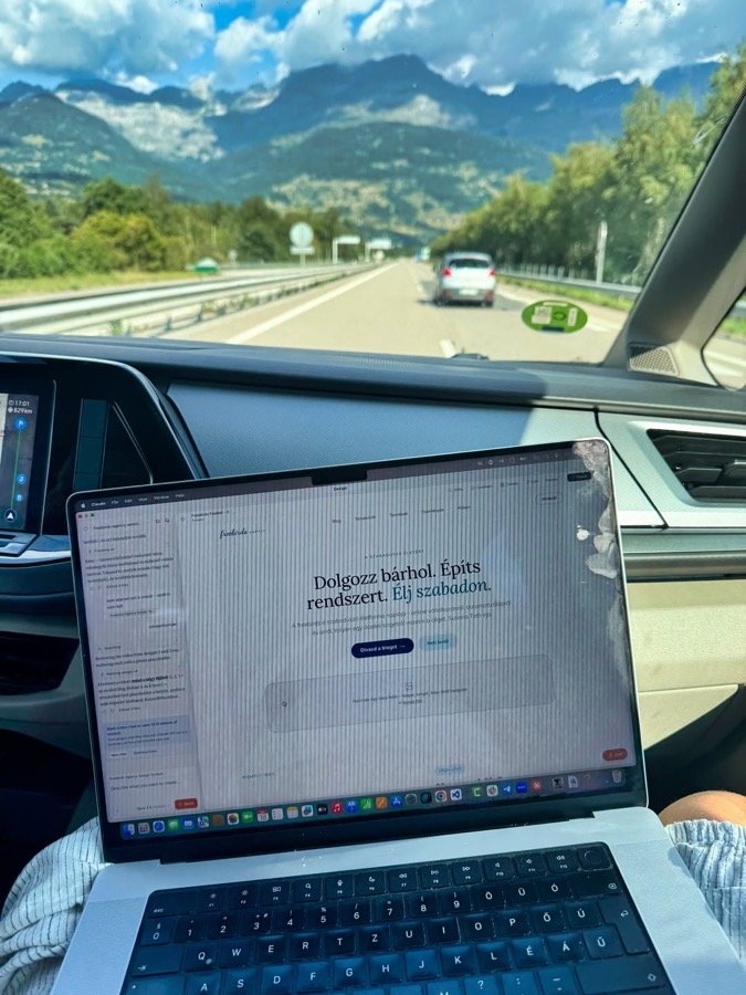 Susana Toth távmunkában dolgozik laptoppal úton, digitális nomád életmód