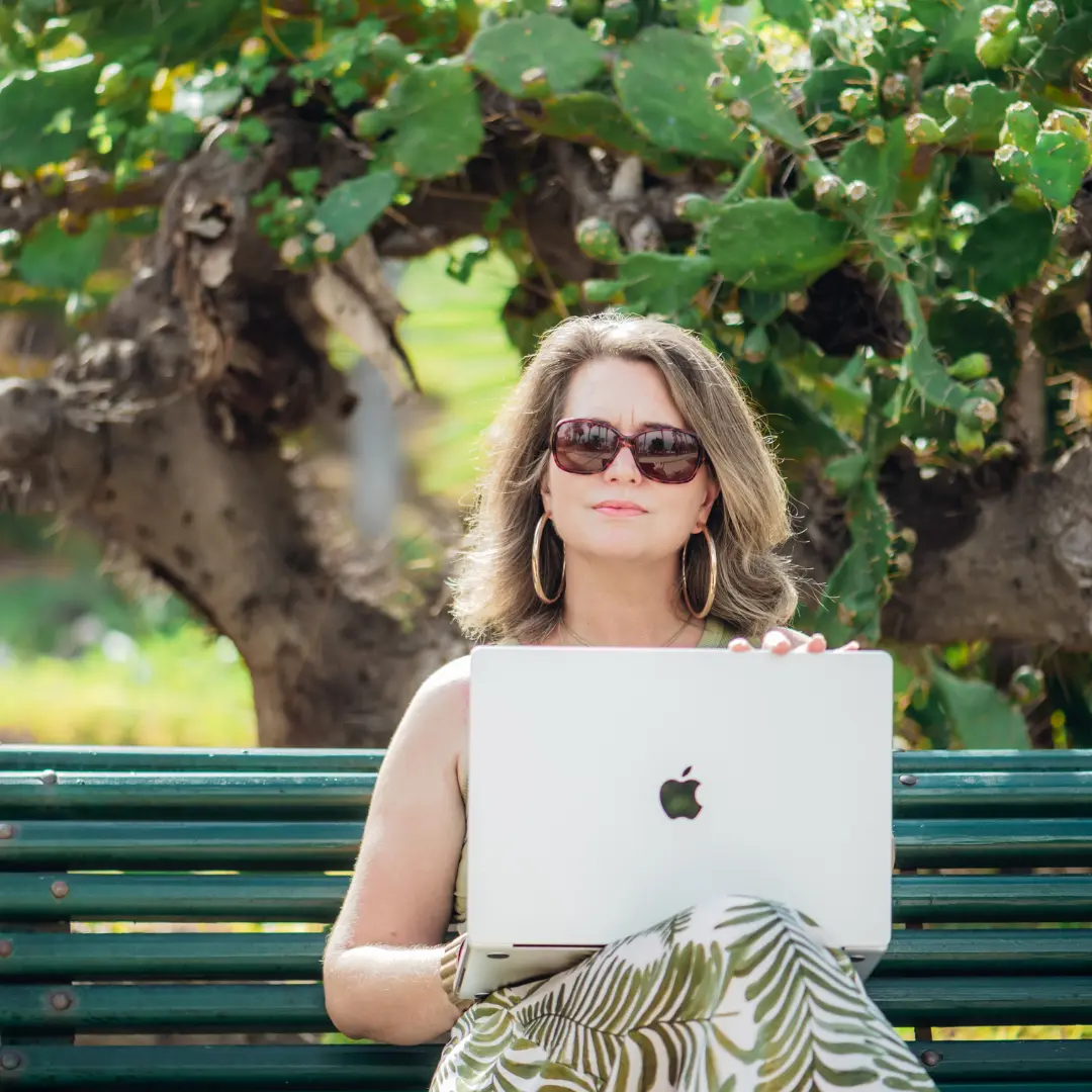 Automatizáld a munkádat #1 – Szabadúszó designerek és webfejlesztők: 5 időrabló folyamat automatizálása, pár óra alatt 1 Susana Toth, Make.com Expert, kisvállalati automatizálási szakértő